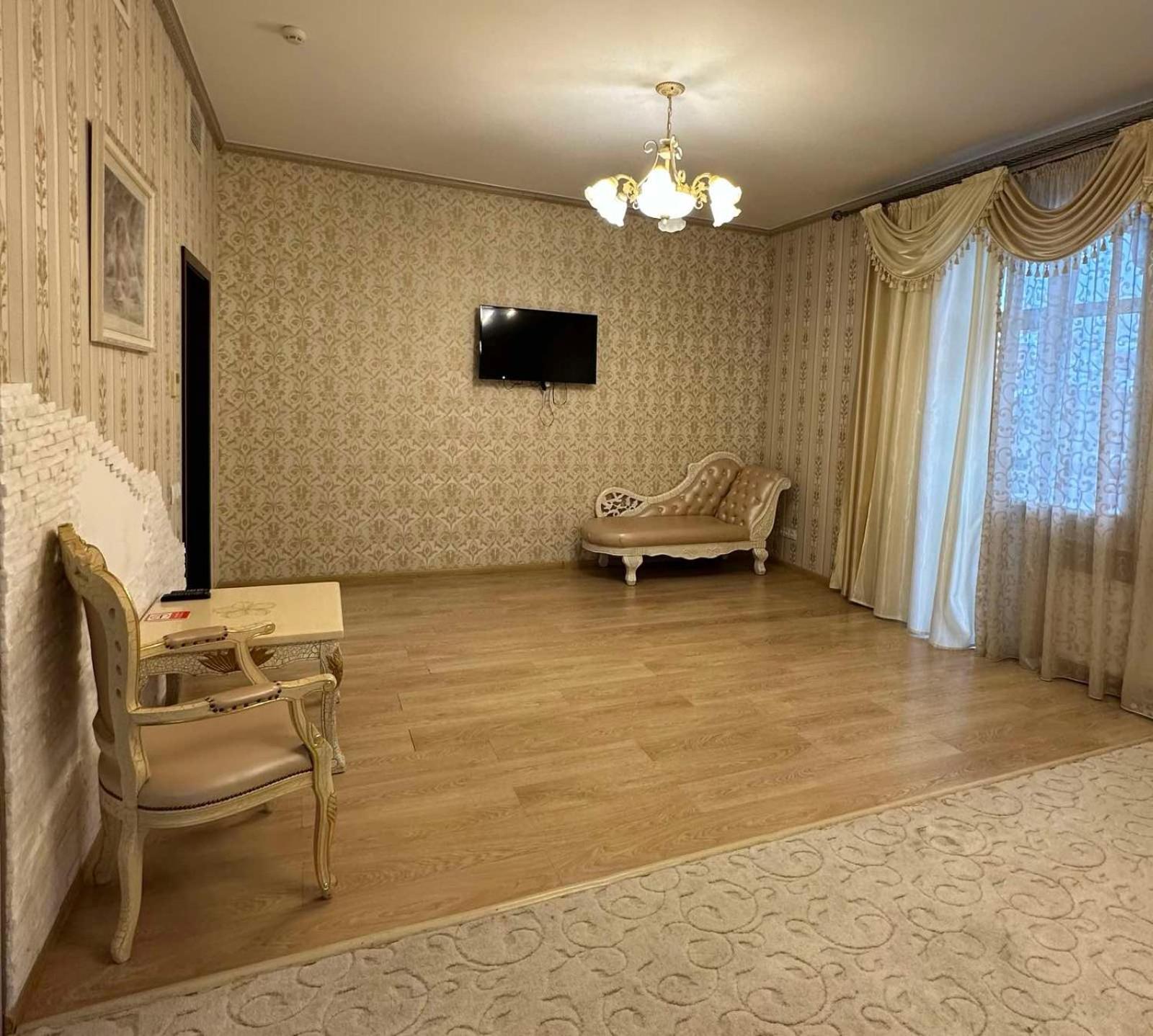 Номер з ліжком розміру king-size і балконом